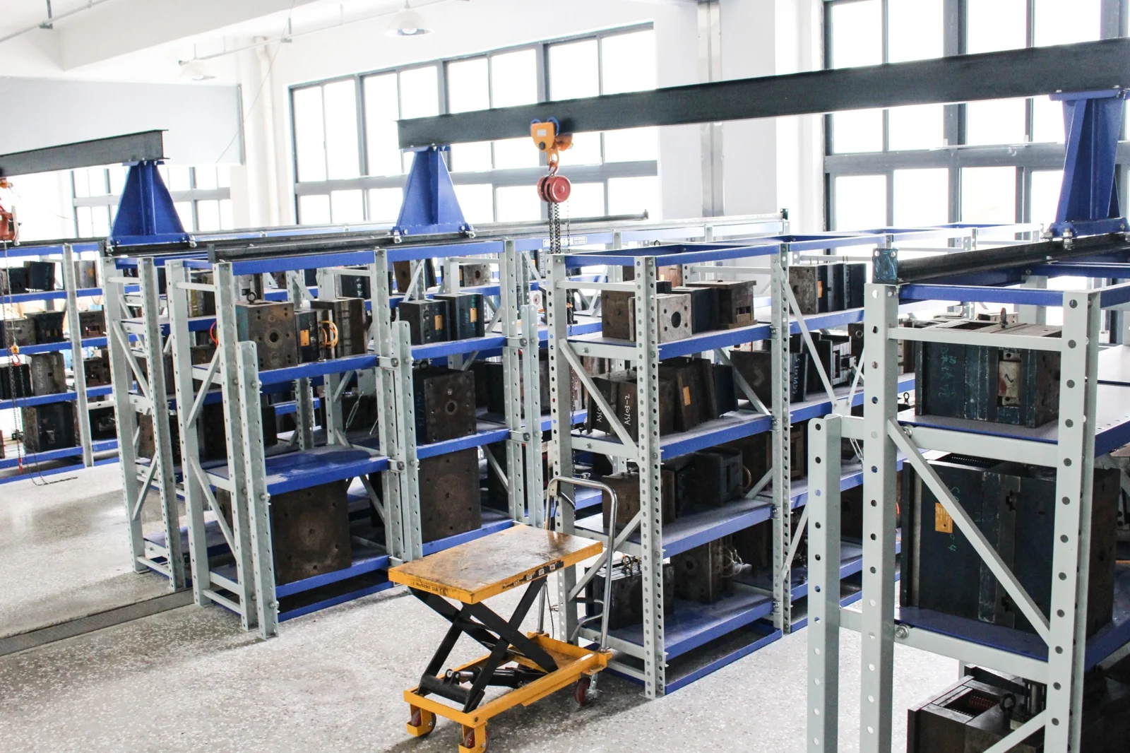 洛科模具库，工业安全锁具模具整齐存放于专用货架