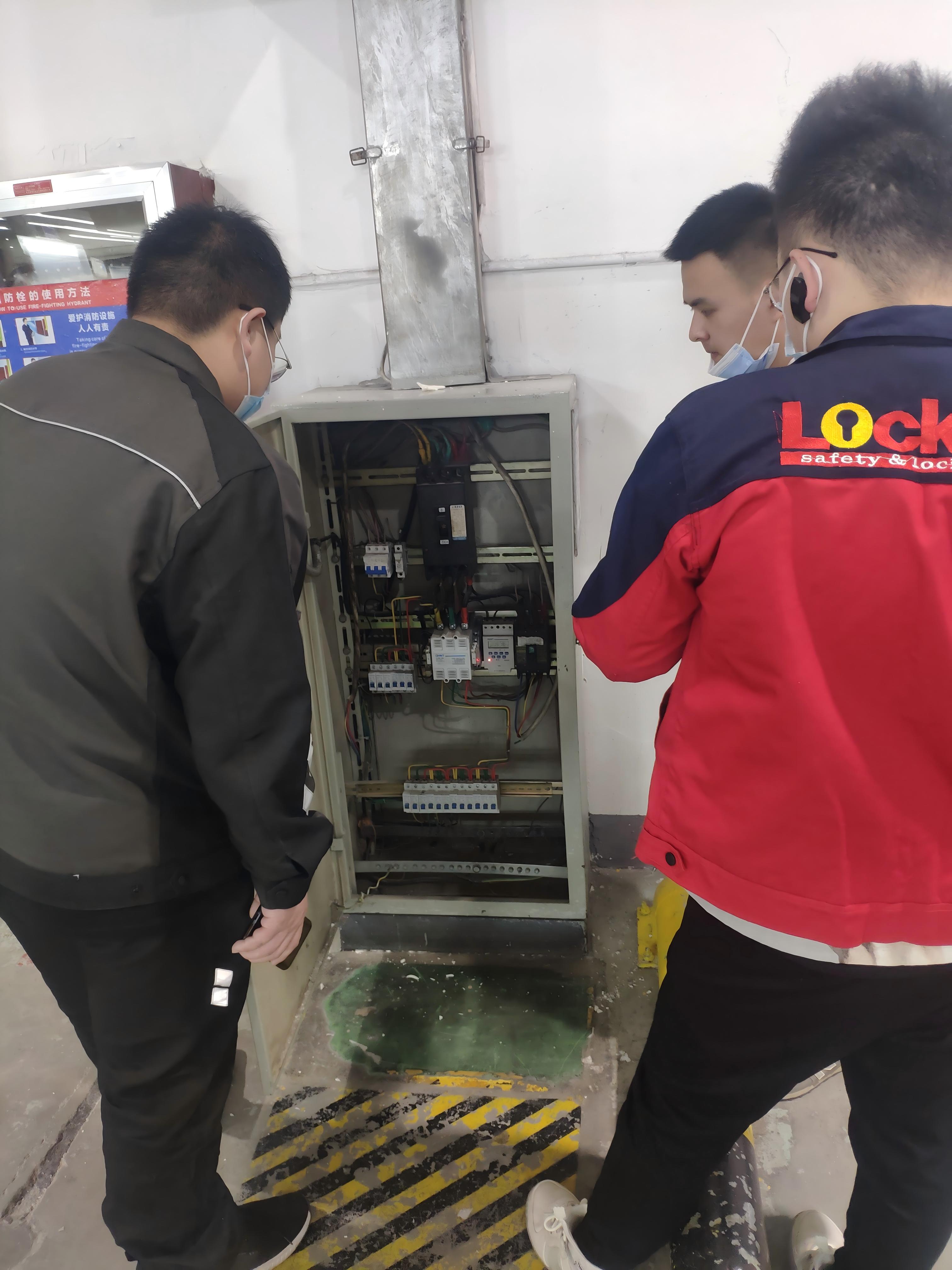 洛科人员与海尔现场人员围绕设备柜开展产品配套交流