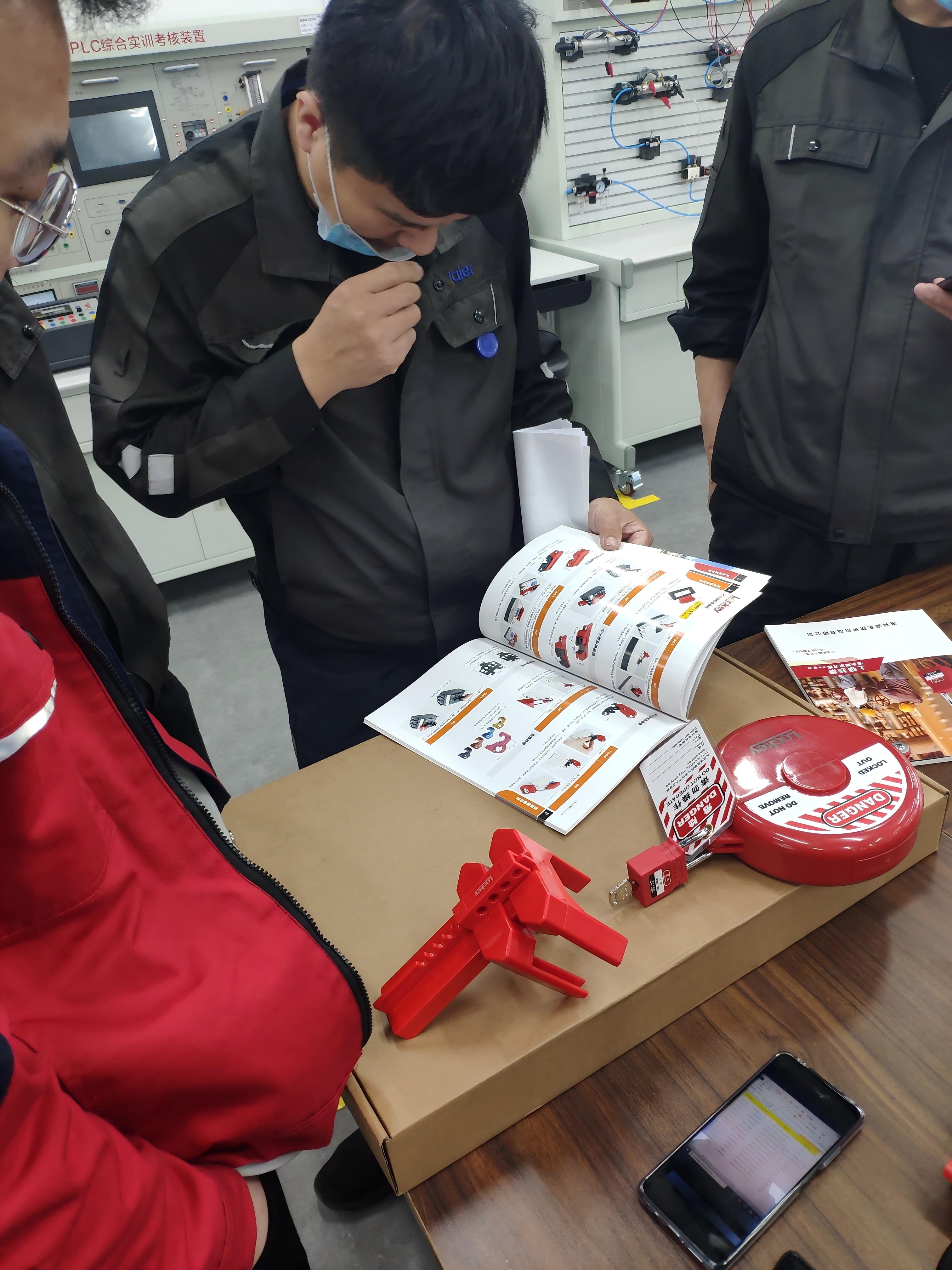 海尔现场人员查看洛科产品资料及锁具样品