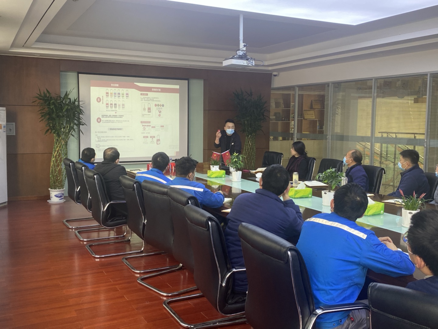 洛科在河南雪花现场开展上锁挂牌产品培训，参会人员围绕投影资料交流