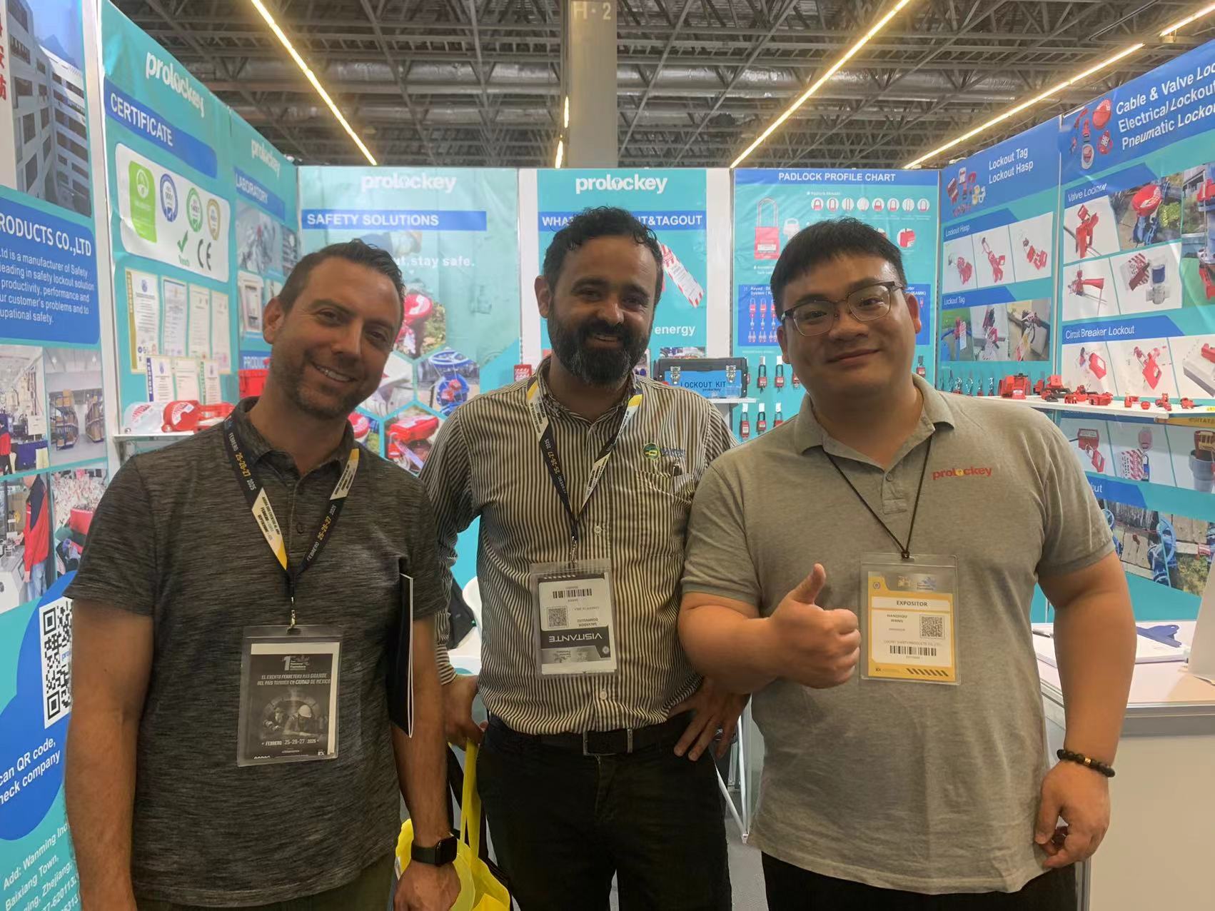 我们在墨西哥展位产品墙前与来访者合影