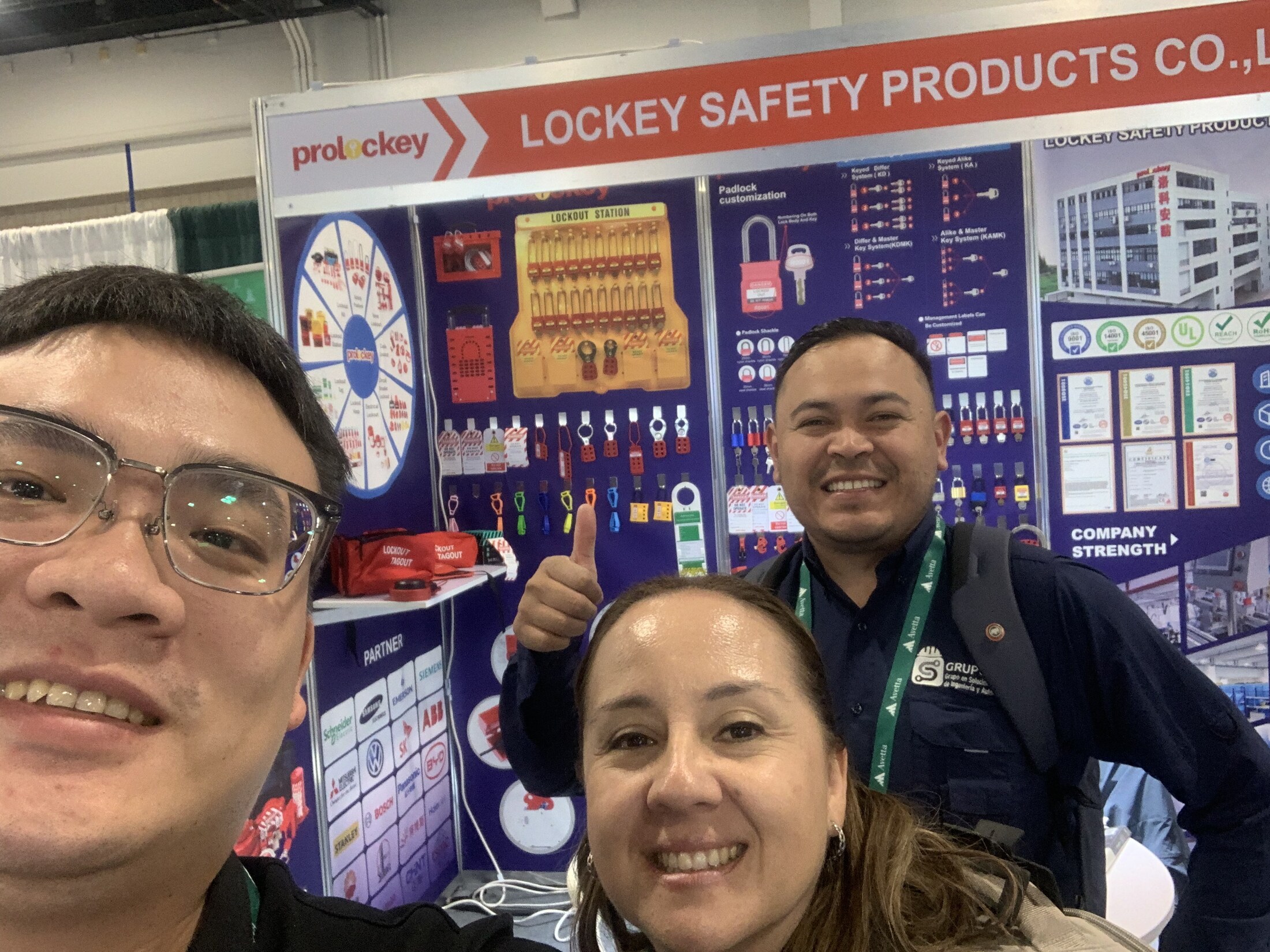2025 美国 NSC 丹佛展 PROLOCKEY 与来访者合影 · 现场记录 11