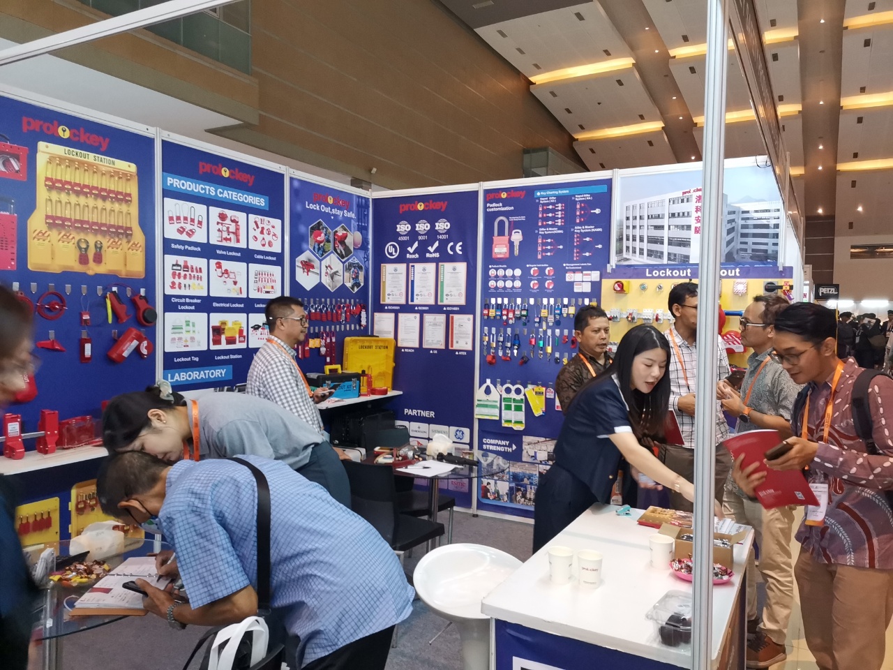 PROLOCKEY 团队在雅加达展位接待来访者