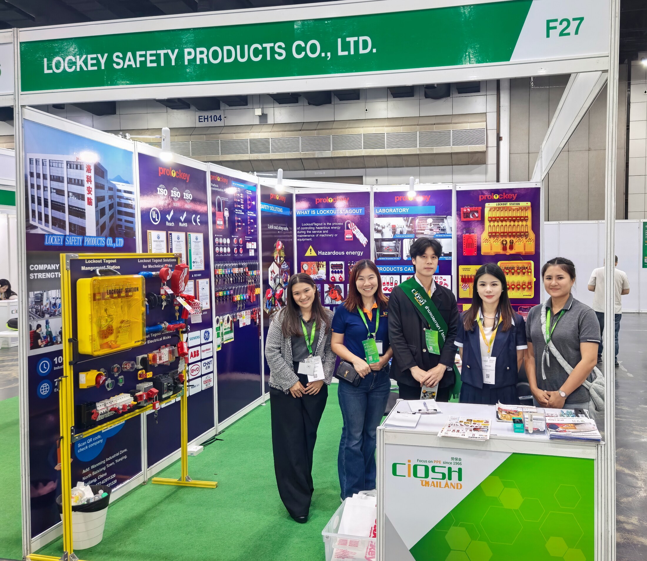 我们与来访者在 2025 泰国 CIOSH F27 展位合影