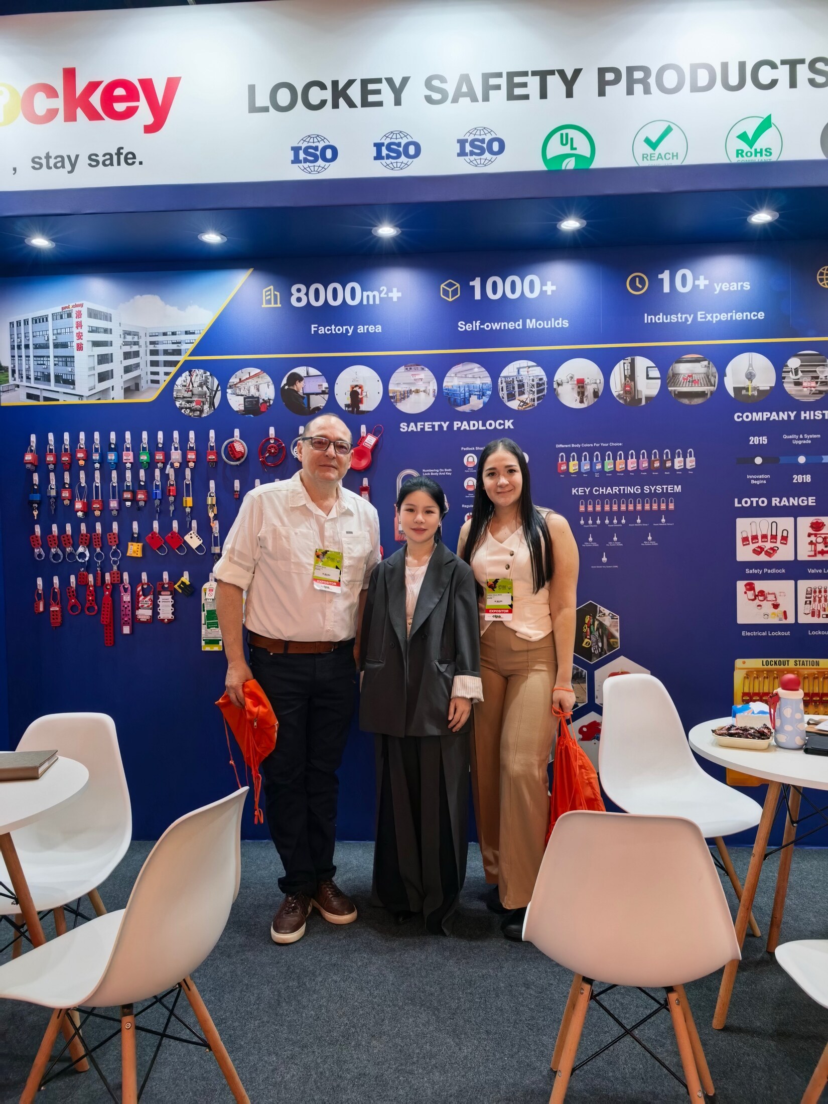 我们在 FISP 2026 与来访者合影