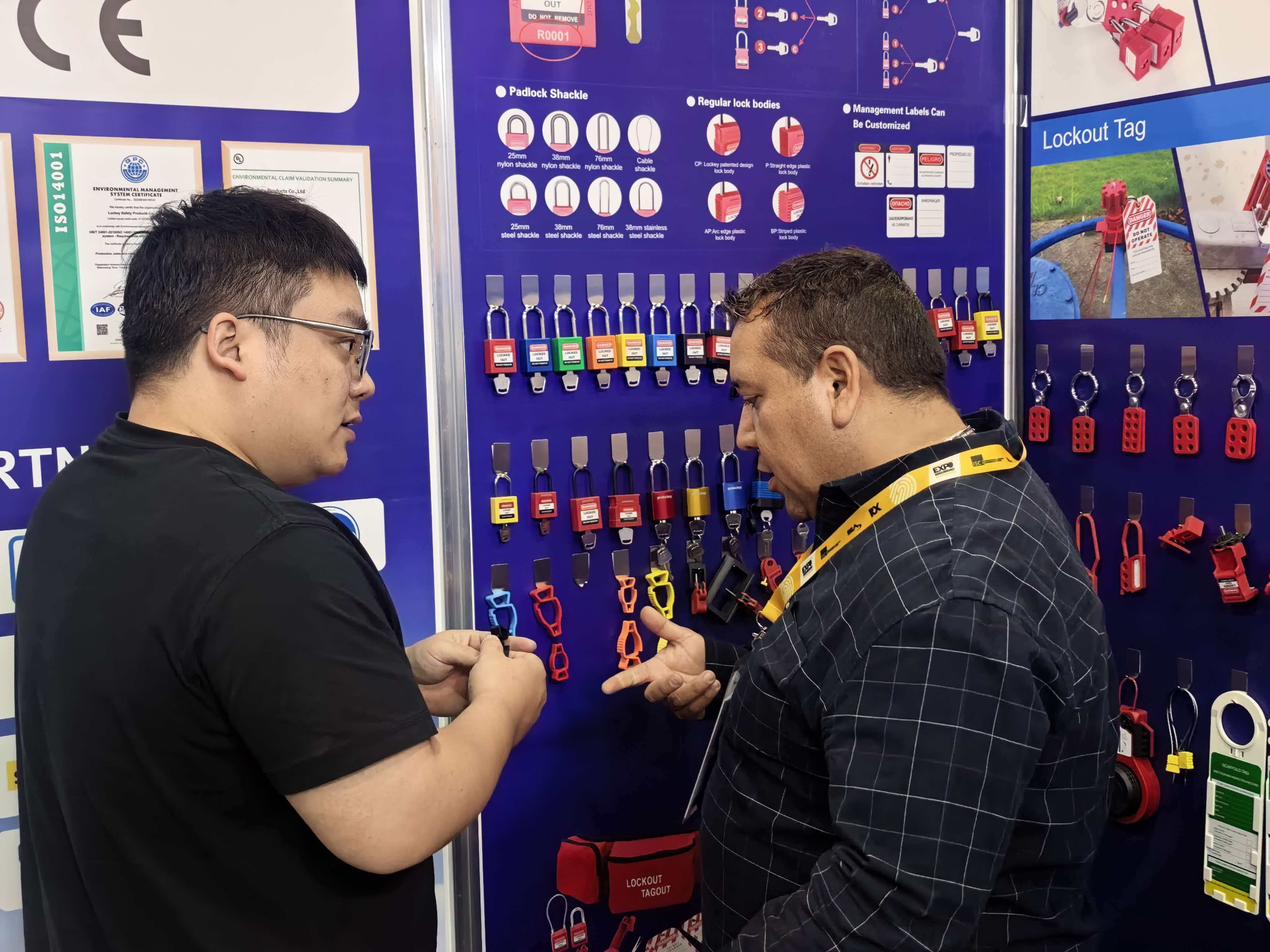 我们与客户在墨西哥展位查看安全挂锁样品