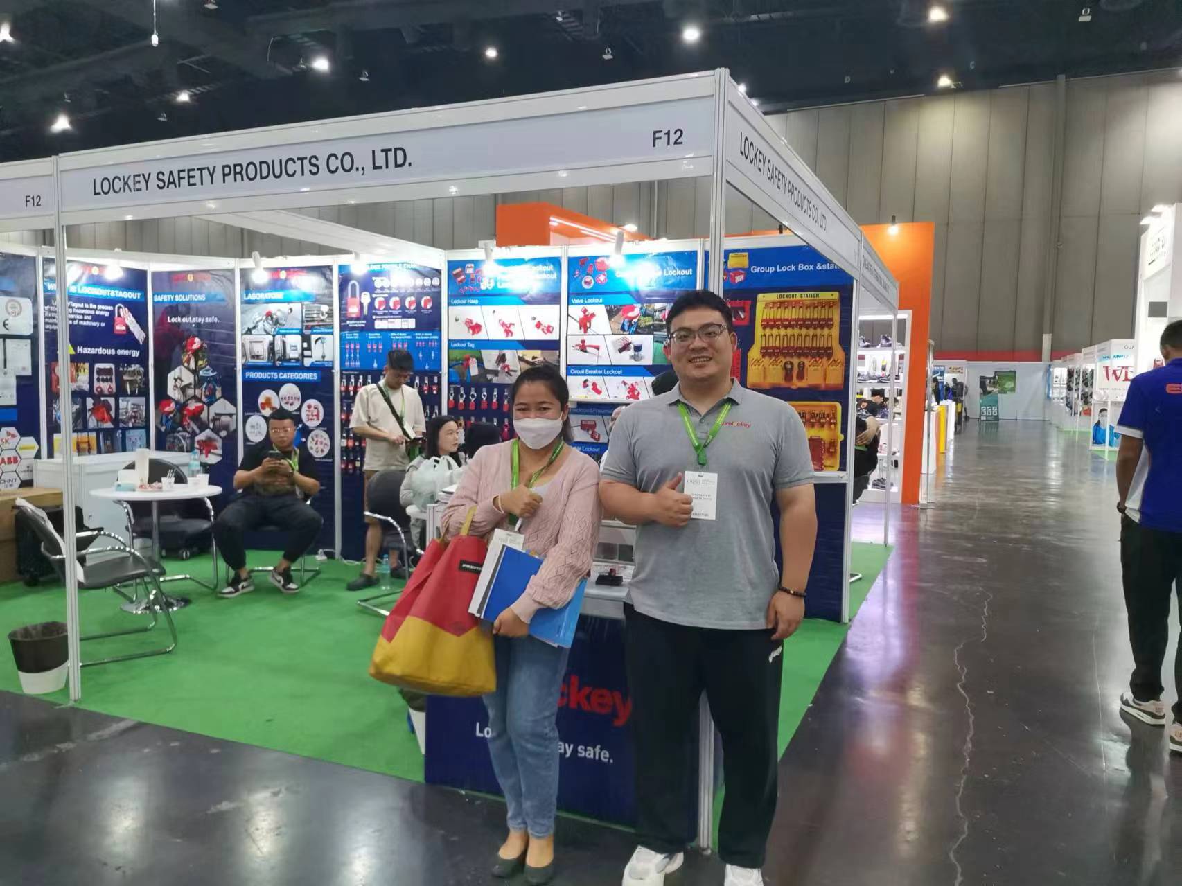我们在 2024 泰国 CIOSH F12 展位与访客合影