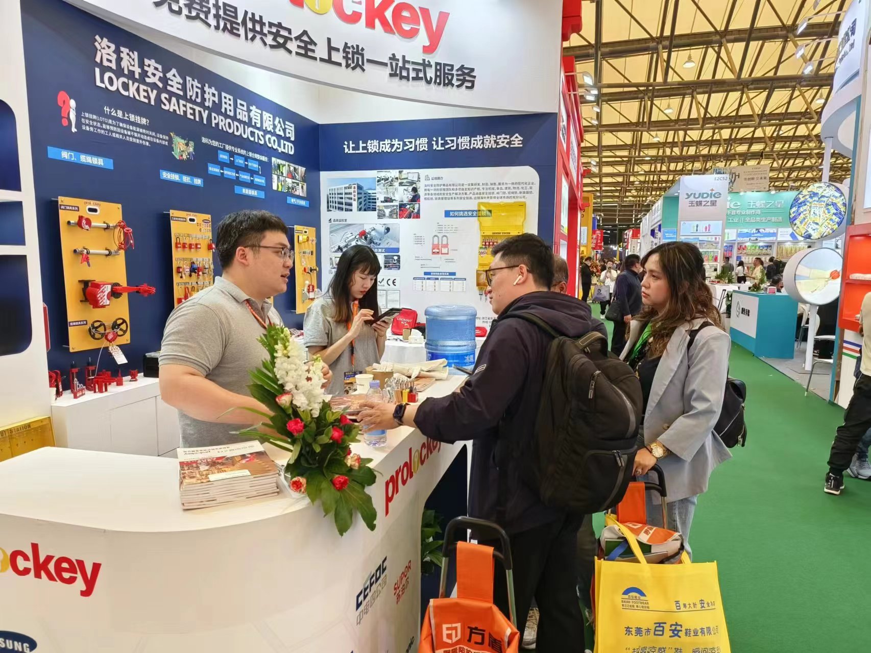 我们与客户在上海劳保会展位沟通产品