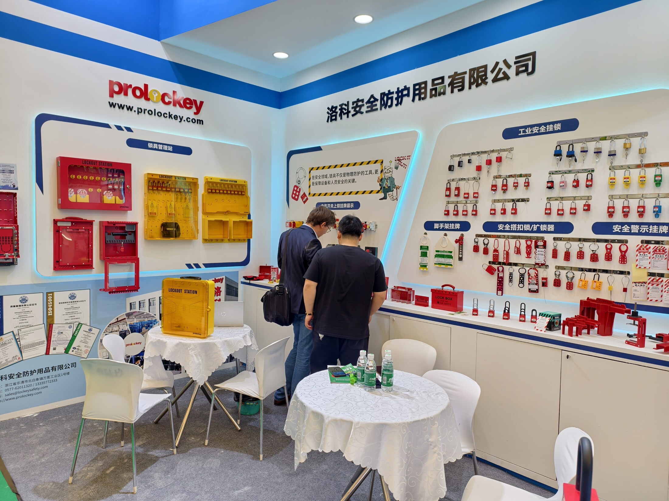 我们在展位与来访者沟通