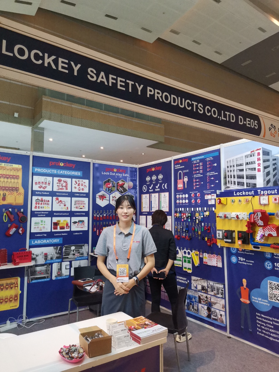 我们的团队在 2025 印尼 Safe Work 展位留影
