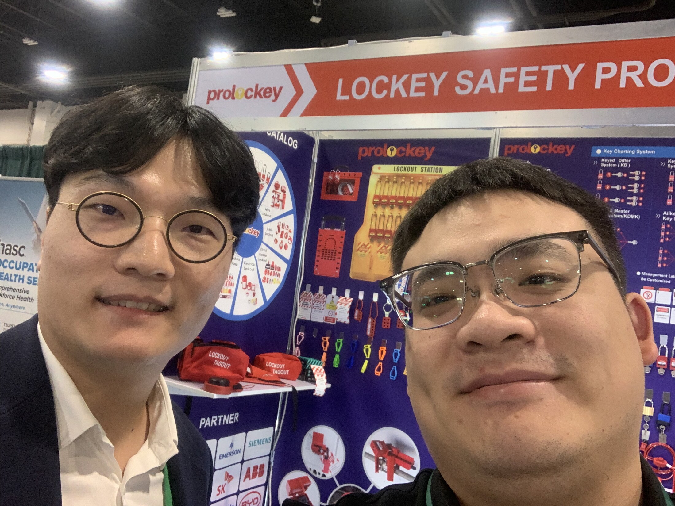 我们在 415 展位接待来访者