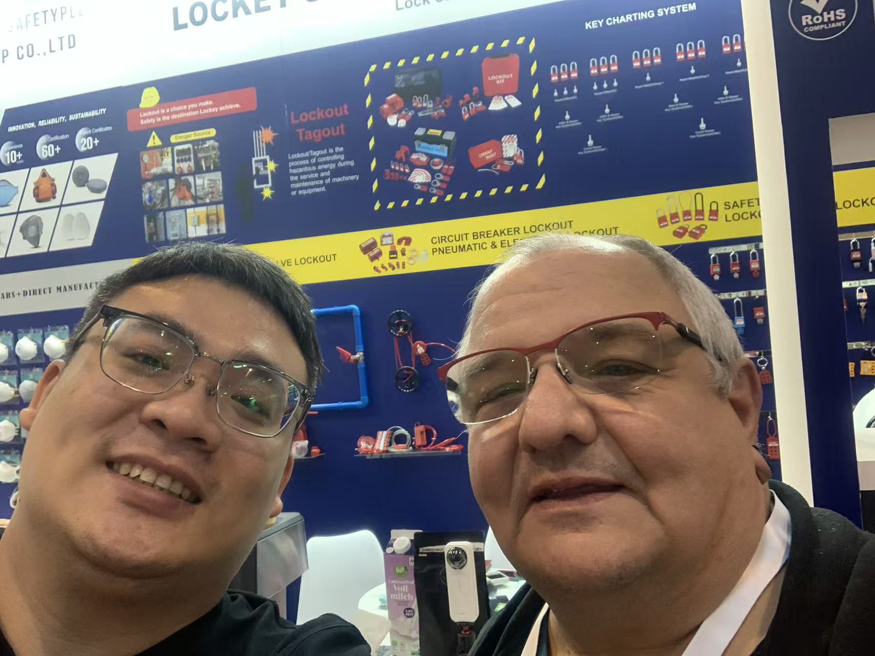 我们在安全挂锁展示板前接待来访者