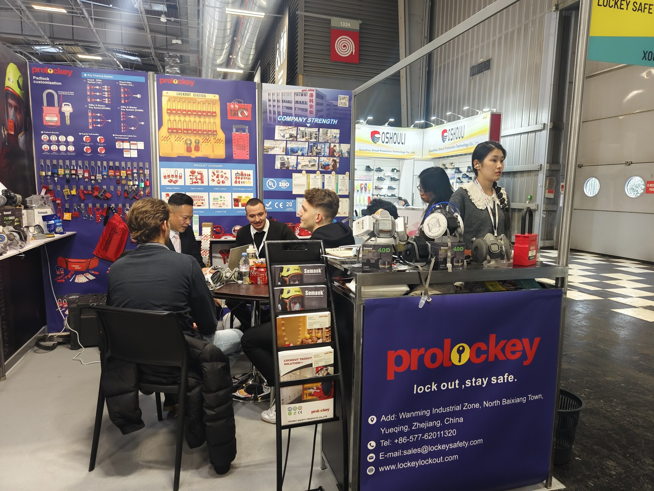 我们在巴黎展位与客户查看产品资料