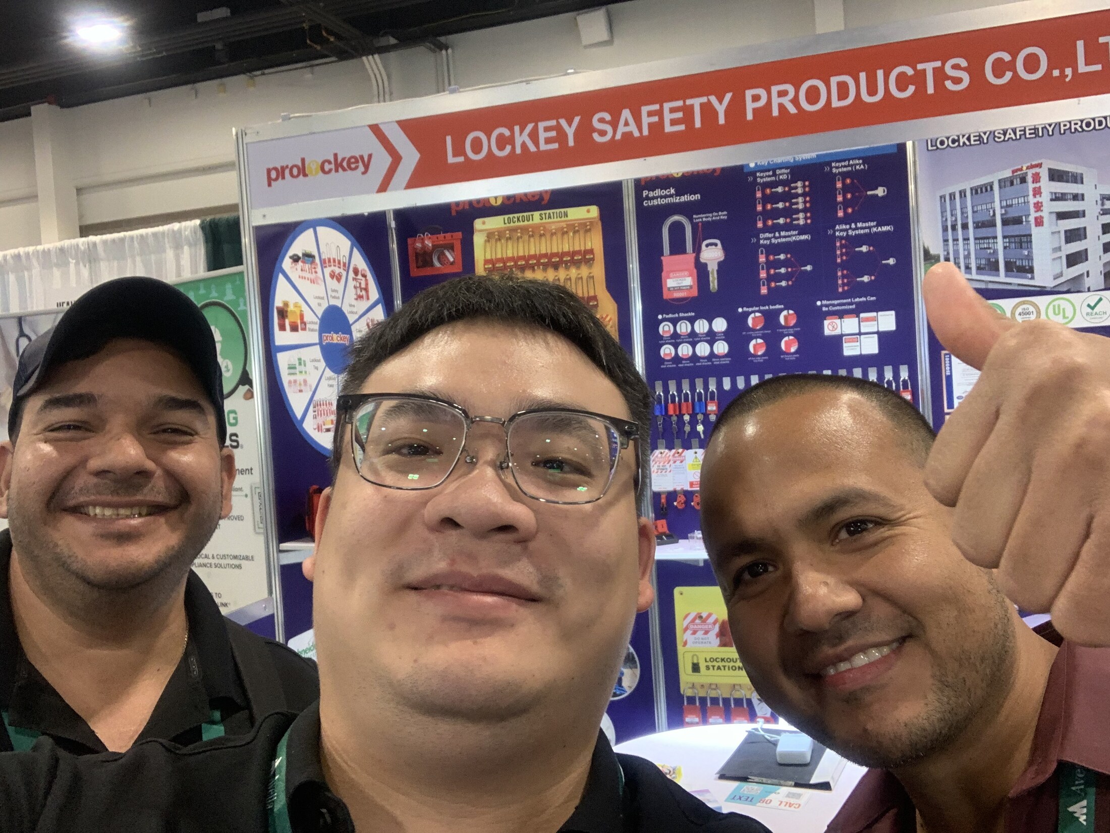 2025 美国 NSC 丹佛展 PROLOCKEY 与来访者合影 · 现场记录 16