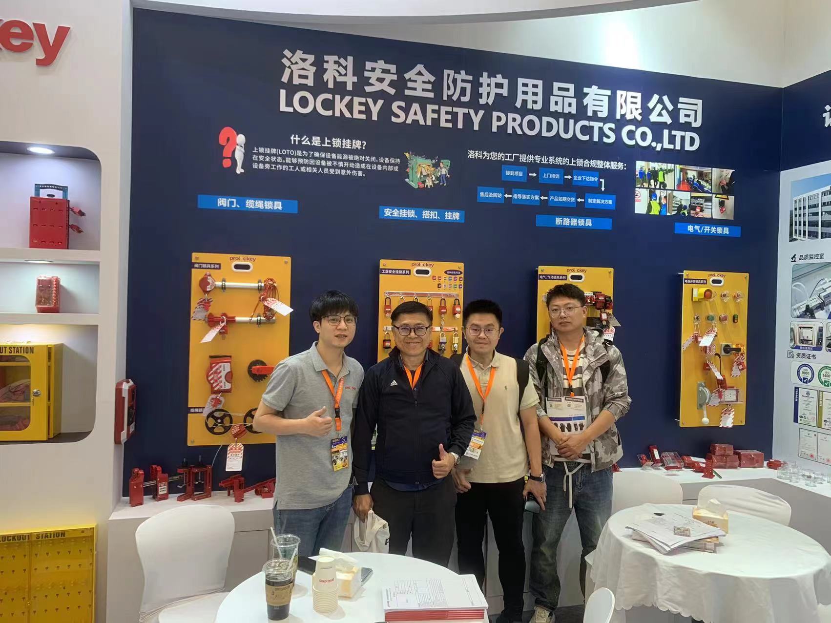 我们在产品展示墙前与来访者合影