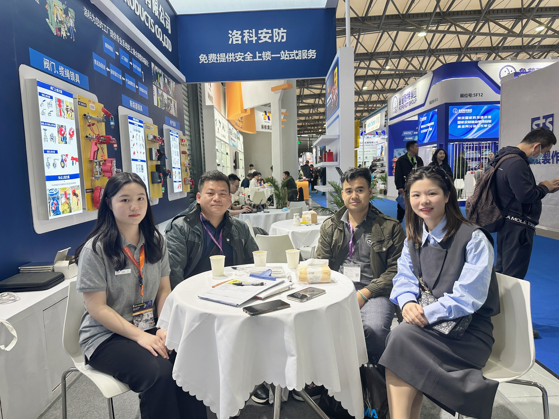 我们在上海劳保会展位接待来访者